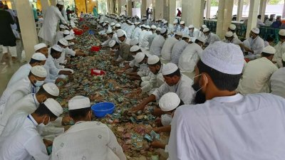 পাগলা মসজিদের দানবাক্সে পাওয়া টাকার গণনা চলছে