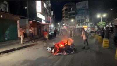 জাতীয় পার্টির রাজশাহী কার্যালয়ে ভাঙচুর ও বাইরে অগ্নিসংযোগ