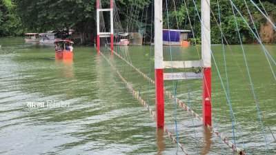 কাপ্তাই হ্রদের পানি বাড়ায় এক মাস ধরে সেতুটি ডুবে রয়েছে