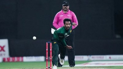 বল করছেন হাসান আলী।