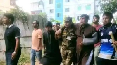 উপ-উপাচার্য (প্রশাসন) ও প্রক্টরসহ দেড় শতাধিক আহত হয়েছেন