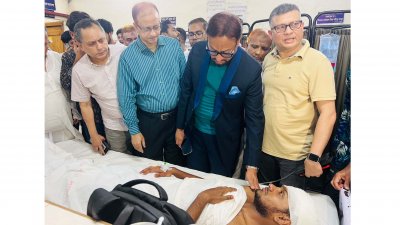 হাসপাতালে চিকিৎসাধীন ছাত্রদের খোঁজখবর নেন মেয়র ডা. শাহাদাত হোসেন