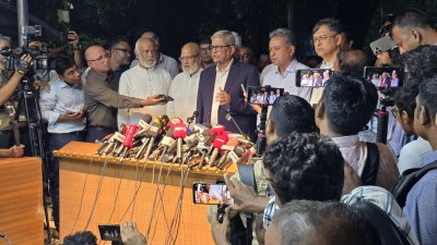 প্রধান উপদেষ্টার সঙ্গে বৈঠক শেষে ব্রিফ করেন মির্জা ফখরুল ইসলাম আলমগীর