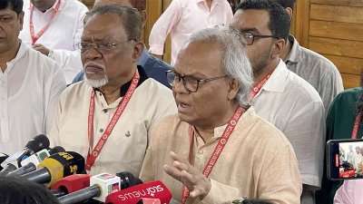 সাংবাদিকদের সঙ্গে কথা বলছেন বিএনপির সিনিয়র যুগ্ম মহাসচিব অ্যাডভোকেট রুহুল কবির রিজভী আহমেদ