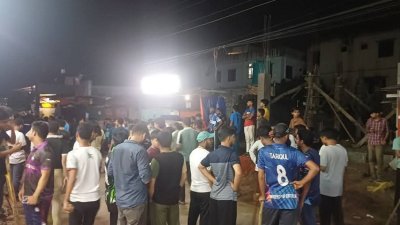 বিশ্ববিদ্যালয়ের ২ নম্বর গেট এলাকায় এ সংঘর্ষের ঘটনা ঘটে