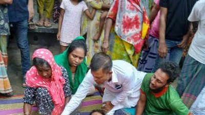 মরদেহের পাশে স্বজনদের আহাজারি
