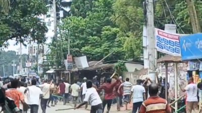 উভয় পক্ষের সংঘর্ষ ও ধাওয়া-পাল্টা ধাওয়ার ঘটনা ঘটে