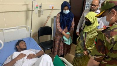ঢামেক হাসপাতালে চিকিৎসাধীন নুরুল ইসলাম নুরকে দেখতে যান স্বাস্থ্য উপদেষ্টা নুরজাহান বেগম