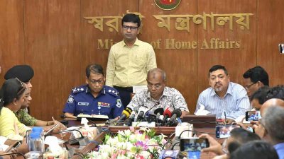 সাংবাদিকদের ব্রিফিং করেন স্বরাষ্ট্র উপদেষ্টা মো. জাহাঙ্গীর আলম চৌধুরী