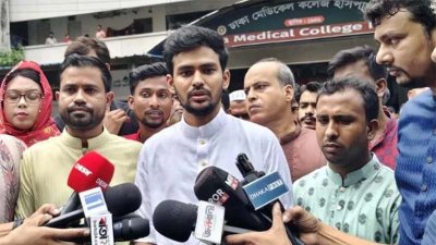 সাংবাদিকদের সঙ্গে কথা বলছেন আসিফ মাহমুদ