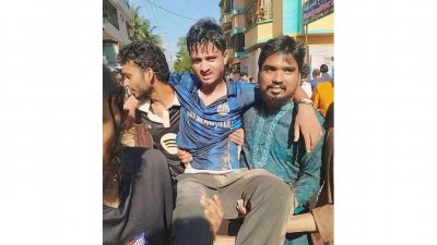আহত শিক্ষার্থীকে হাসপাতালে নেওয়া হচ্ছে