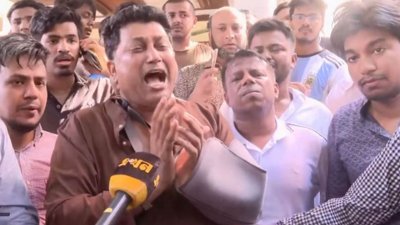 আহত শিক্ষার্থীদের শারীরিক অবস্থার খোঁজখবর নেওয়ার পর সাংবাদিকদের সঙ্গে কথা বলার সময় কান্নায় ভেঙে পড়েন সহ-উপাচার্য (প্রশাসন) অধ্যাপক মো. কামাল উদ্দিন