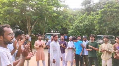 চট্টগ্রাম বিশ্ববিদ্যালয়ের শিক্ষার্থীদের ওপর স্থানীয় লোকজনের হামলার প্রতিবাদে বিক্ষোভ সমাবেশ করেছেন কুমিল্লা বিশ্ববিদ্যালয়ের (কুবি) শিক্ষার্থীরা