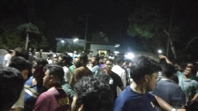 চট্টগ্রাম বিশ্ববিদ্যালয়ের পর এবার বাংলাদেশ কৃষি বিশ্ববিদ্যালয়ে (বাকৃবি) আন্দোলনরত শিক্ষার্থীদের ওপর দেশীয় অস্ত্র দিয়ে হামলা চালিয়েছে বহিরাগতরা