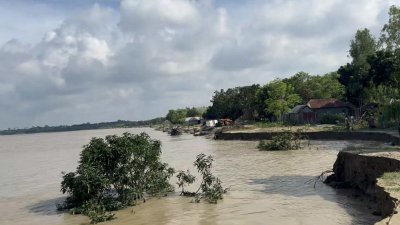 রাজশাহী ও চাঁপাইনবাবগঞ্জের ভারত সীমান্তবর্তী চার ইউনিয়নে প্রতিদিন তীব্র হচ্ছে পদ্মার ভাঙন