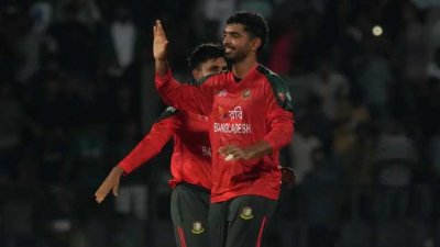 দুই উইকেট নেন সাইফ