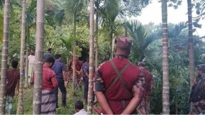 সীমান্ত এলাকায় বিজিবি সদস্য ও স্থানীয়রা