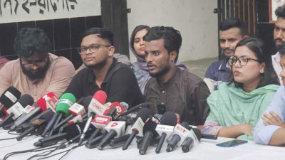 সংবাদ সম্মেলনে কথা বলছেন আব্দুল কাদের