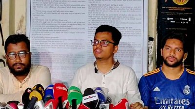 সংবাদ সম্মেলনে কথা বলছেন এস এম ফরহাদ