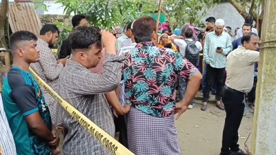 নিজ বাড়ি থেকে তাদের মরদেহ উদ্ধার করা হয়
