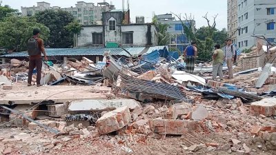 বাঁকখালী নদীতে অবৈধভাবে গড়ে ওঠা দুই শতাধিক স্থাপনায় উচ্ছেদ অভিযান শুরু হয়েছে
