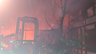 রান্নাঘরের গ্যাস সিলিন্ডার থেকে আগুনের সূত্রপাত বলে প্রাথমিকভাবে ধারণা করা হচ্ছে
