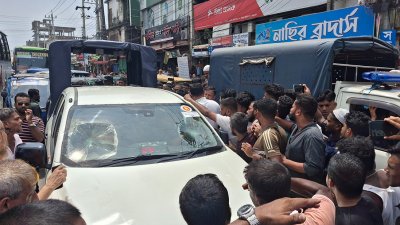 নোয়াখালী জিলা স্কুলের সামনে এই হামলা ও ভাঙচুরের ঘটনা ঘটে