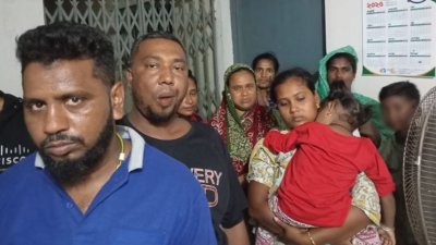 বিজিবি ও বিএসএফের মধ্যে অনুষ্ঠিত এক পতাকা বৈঠকের মাধ্যমে তাদেরকে হস্তান্তর করা হয়