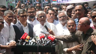 কথা বলছেন মির্জা ফখরুল ইসলাম আলমগীর (ছবি: নাসিরুল ইসলাম)