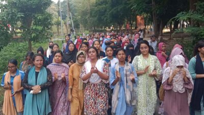 চট্টগ্রাম বিশ্ববিদ্যালয়ের (চবি) শিক্ষার্থীদের ওপর হামলার ঘটনায় জড়িতদের বিচার দাবিতে ও উপাচার্য অধ্যাপক ড. ইয়াহইয়া আখতারের বক্তব্যের প্রতিবাদে বিক্ষোভ করেছেন নারী শিক্ষার্থীরা