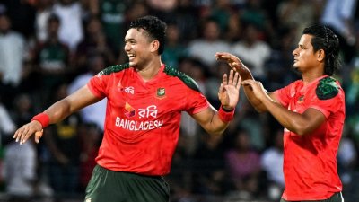 বল হাতে ডাচদের ধসিয়ে দিতে অবদান রাখেন তাসকিন ও নাসুম।