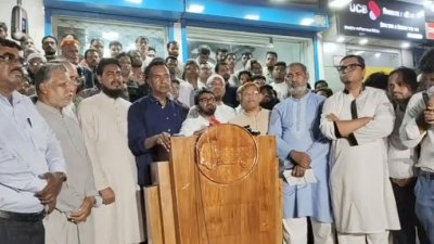 সংবাদ সম্মেলনে বক্তব্য রাখছেন রাশেদ খান