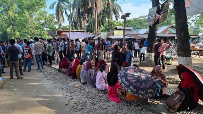 আন্দোলনরত শিক্ষার্থীরা রেললাইনে অবস্থান নিয়ে রেলপথ অবরোধ করেন