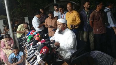 ব্রিফ করছেন মাওলানা আজিজুল হক ইসলামাবাদী