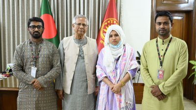 প্রধান উপদেষ্টা মুহাম্মদ ইউনূসের সঙ্গে সাক্ষাৎ করেন নুরের স্ত্রী মারিয়া আক্তার