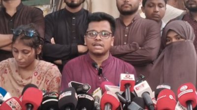 সংবাদ সম্মেলনে বক্তব্য রাখছেন ঐক্যবদ্ধ শিক্ষার্থীজোট প্যানেলের জিএস প্রার্থী এস এম ফরহাদ