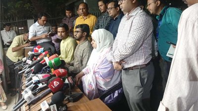 সাংবাদিকদের সঙ্গে কথা বলছেন রাশেদ খাঁন