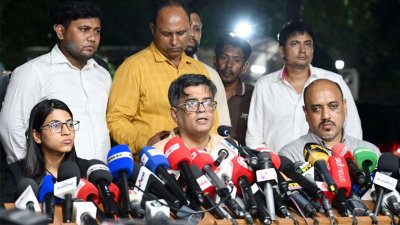 সাংবাদিকদের সঙ্গে কথা বলছেন প্রধান উপদেষ্টার প্রেস সচিব শফিকুল আলম