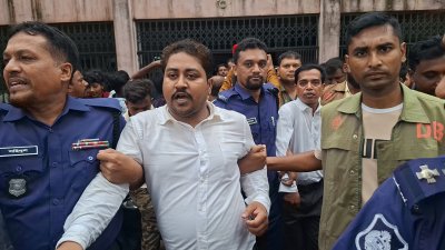 আদালত তাদের জামিন আবেদন নামঞ্জুর করে কারাগারে পাঠানোর নির্দেশ দেন