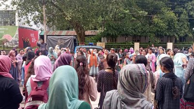 বিশ্ববিদ্যালয়ের শহীদ মিনারে অনুষ্ঠিত অবস্থান কর্মসূচি ও বিক্ষোভ মিছিলে তারা এই প্রতিবাদ জানান