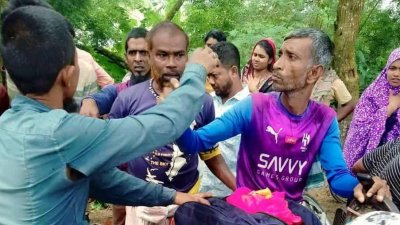 ট্রাক-মোটরসাইকেলের মুখোমুখি সংঘর্ষে এ দুর্ঘটনা ঘটে