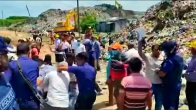 কক্সবাজারের বাঁকখালী নদীর তীরে অবৈধ স্থাপনা উচ্ছেদ অভিযানে হামলা চালিয়েছে একদল লোক