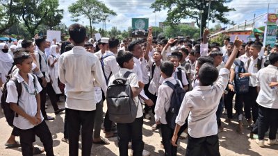 প্রধান শিক্ষকের অপসারণ চেয়ে বিক্ষোভ ও সড়ক অবরোধ করে অবস্থান কর্মসূচি পালন করেছে বিদ্যালয়টির শিক্ষার্থীরা