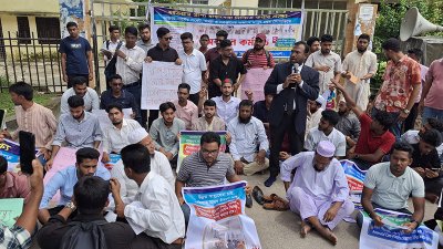 সিভিল সার্জন কার্যালয়ের সামনে অবস্থান ধর্মঘট