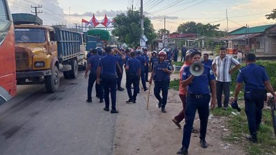 ১৪৪ ধারা জারির পর ঘটনাস্থলে পুলিশ