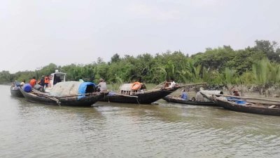 মাছ ধরতে রওনা দিয়েছেন জেলেরা