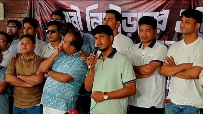 বক্তব্য রাখছেন ছাত্রদল নেতা গণেশ চন্দ্র রায় সাহস