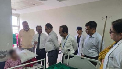 বার্ন ইনস্টিটিউটে চিকিৎসাধীন এক ছাত্রীর সঙ্গে কথা বলছেন স্বাস্থ্য সচিব