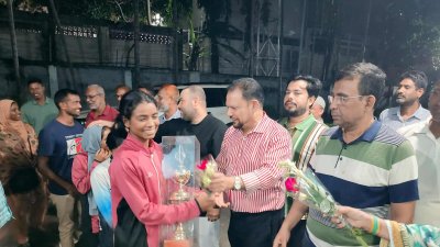 বাংলাদেশ দলের  সদস্যদের ফুল দিয়ে বরণ করে নেওয়া হয়।