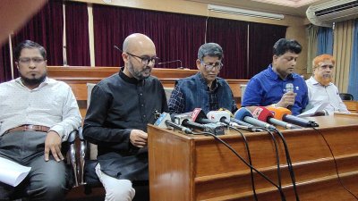 অধ্যাপক ড. মোহাম্মদ সাইফুল ইসলাম সিন্ডিকেটের গৃহীত সিদ্ধান্তগুলো উপস্থাপন করেন